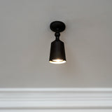 Spot Baylis en Bronze simple de 50 mm monté sur un plafond blanc et projetant la lumière vers le bas. 